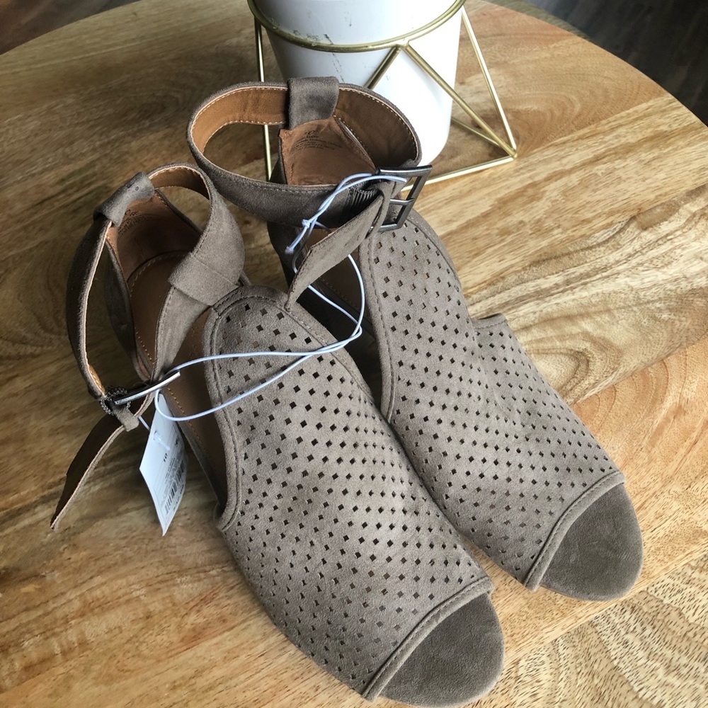 NEW (w tags) Universal Thread Suede Heels - sz 10